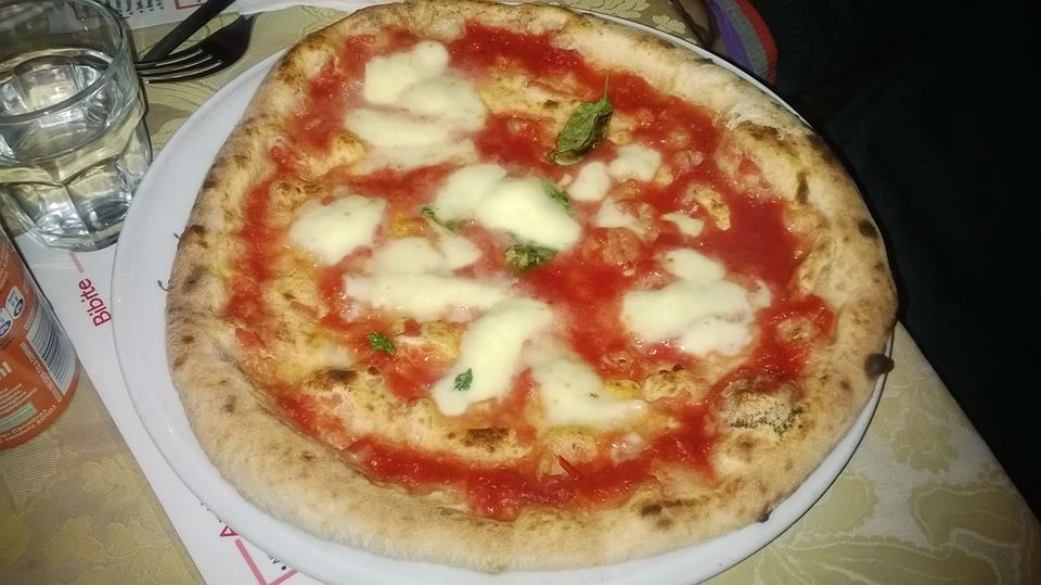 Pizza margherita napoletana